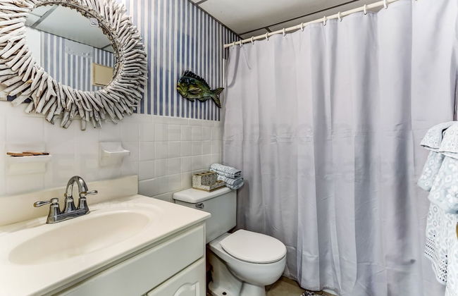 Comfy Upper Unit Condo to Enjoy the Beach or the Fishing by RedAwning - Foto 19