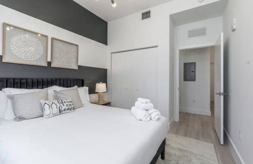 Classy 2BR-2BA Oasis Beach Pool Parking EV Station - Foto 18