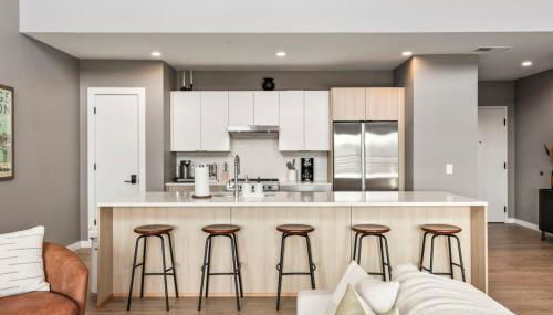 Penthouse Luxury with Pool Patio and City View plus Walk to Broadway - Foto 4