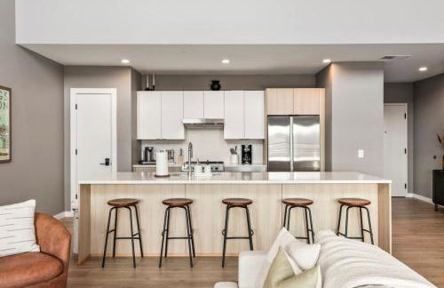 Penthouse Luxury with Pool Patio and City View plus Walk to Broadway - Foto 4