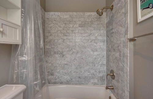 Elegant Sunlit Home with Private Rooftop Oasis - Foto 31