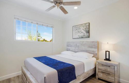 Charming Villa with Backyard Oasis Close to Beach - Foto 13