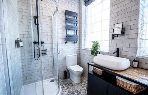 DJH Homes - Luxurious and chic 3BR Grade II Industrial House with log burner and electric blinds - JQ, Birmingham City - Foto 23