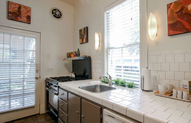 The Irish Bar near Bay Historic Savannah - Photo 23