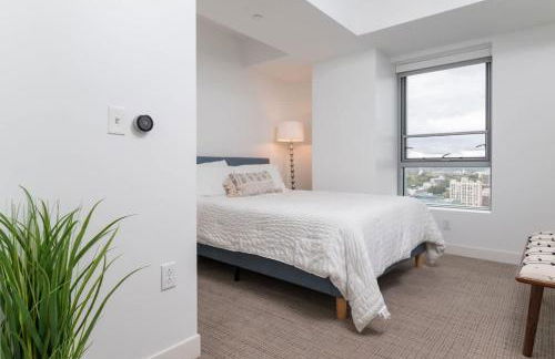 High Rise Retreat w City Skyline Views Shared Gym - Photo 24