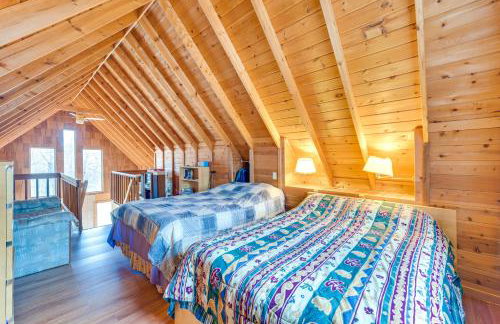 1 Mi to South Twin Lake Cabin with Deck in Trego! - Foto 15