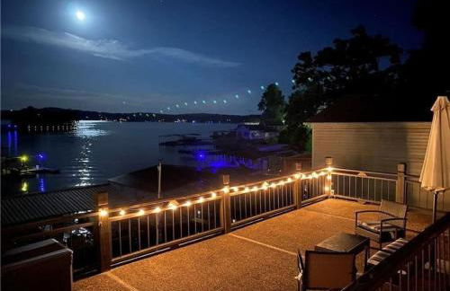 Serene Duplex Lakefront Retreat: sleeps up to 20 - Foto 1