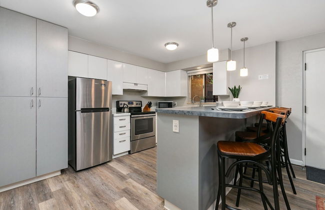 Brick Suite | Bright & Bold Retreat Near Old Town - Foto 4