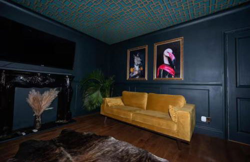 Bold Coastal Retreat with Boudoir Interiors, Felpham Village - Photo 7