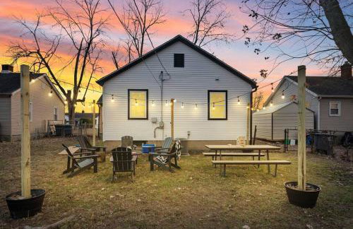 Urban Oasis Cozy Home Near Downtown with Game Room and Firepit - Foto 20