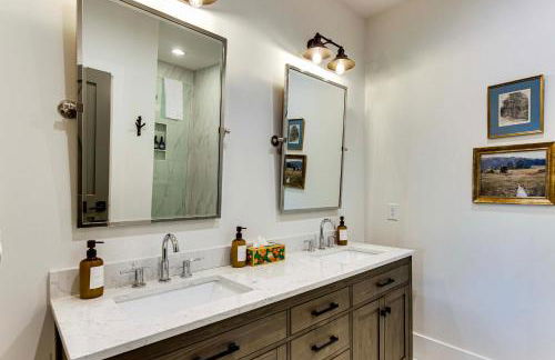 Deck and Mountain Views Black Chalet in Glenville - Foto 17