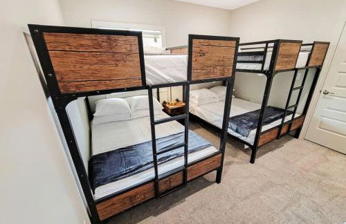 Magazine-Featured Mansion, Golf Green, Casino, etc - Foto 12