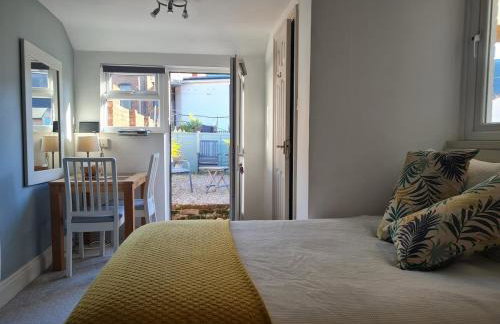 Quiet self contained studio flat near town centre and university - Foto 1