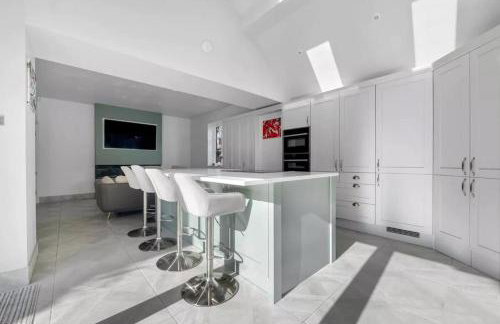 Luxury Detached House in Large Private Grounds, with Outdoor Jacuzzi and Sauna - Foto 28