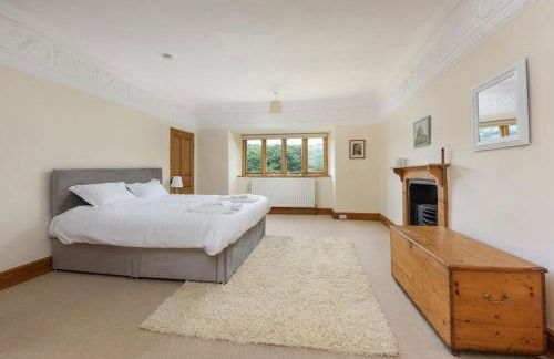 10 Bed Stunning House in village, with Hot Tub - Photo 18