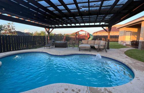 Pool, Patio and Yard Chic South Texas Home - Foto 29
