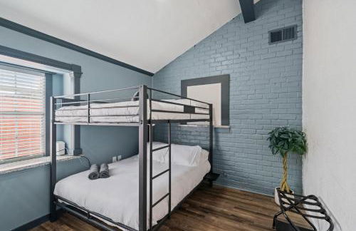 Amazing 4BR 2BA Winter Home with Pool & Game-Movie Room - Foto 30