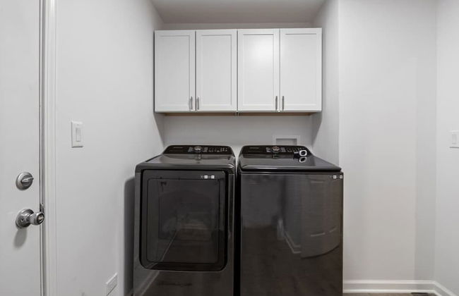 Luxury Waterfront Lakehouse With Private Dock Views - Photo 17