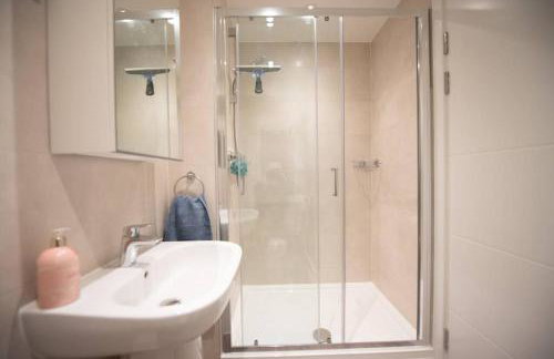 Number 15 Luxurious Two Bedroom Apartment - Photo 29