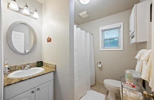 Midtown Apartment with Private Parking and King Bed - Foto 6