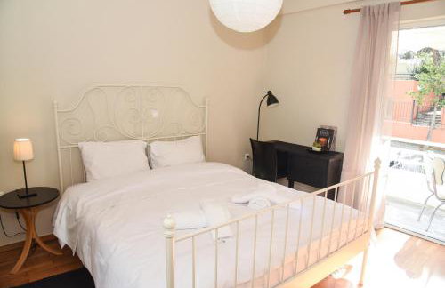 Sunny and Quiet 1 Bedroom Apt - Photo 2