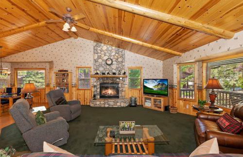 Teakwood Cozy Wood Cabin with Fireplace - Photo 5