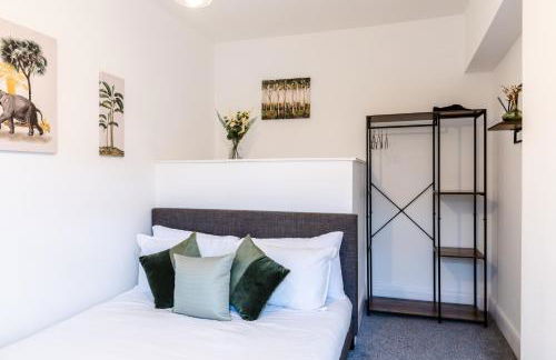 Beach Haven, Steps to Sand, Trails & Shops, Highly Rated 2-Bedroom House Minutes from Mumbles Beach with a Patio - Photo 9