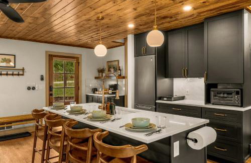 Serene Riverside Retreat with Sauna, Hot Tub, Fire Pit by Forest & Peak Retreats - Foto 12