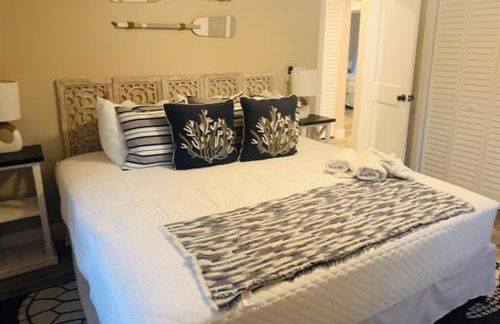 Gorgeous vacation home on the water with heated pool and sand! - Foto 44