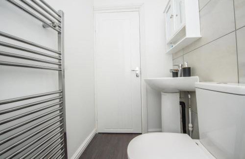Modern 4 Bedroom House Sleeps 10 Free Parking Liverpool - Foto 56