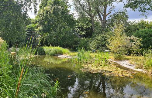 The Reading apartment with gardens, suitable for contractors - Photo 19