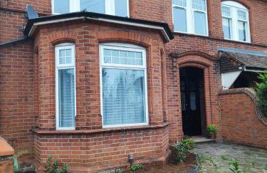 Self Check-in Micro Studio for max 2 guests in Central location RG4 with your own Kitchenette Bathroom Parking and Shared Garden - Photo 2