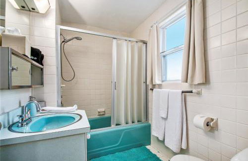 Tahanan - Cozy 4BD Near Downtown & UND - Gameroom - Foto 33