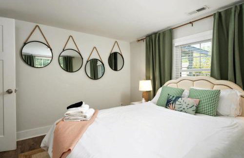 Downtown Retreat, 5BR Game Room & Pet Friendly - Photo 20