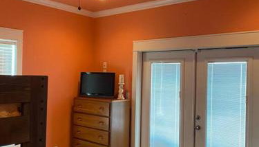 JUST LISTED Beach House Steps Away from the Beach - Foto 2