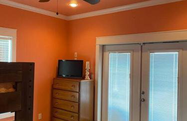 JUST LISTED Beach House Steps Away from the Beach - Foto 2