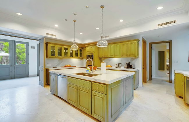 Carolwood - Modern Tuscan Villa With Rolling Lawns and Loggia in Holmby Hills - Photo 18