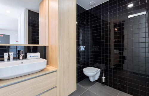 HostWise - Bright Flat with Balcony and Garage - Foto 23