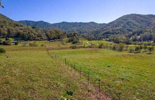 *New Owner Special* Cozy Cabin with mountain views - Foto 24