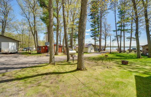 Rustic Cabin with Fire Pit, Steps to Sand Lake! - Foto 19