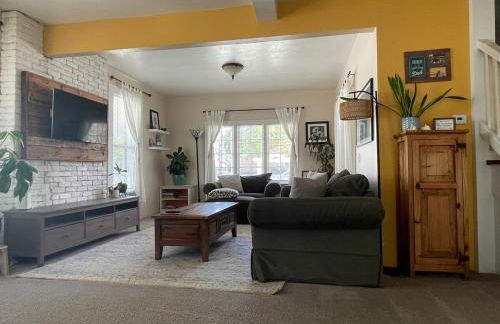 Sunlit Surf House 4BR Downtown Walk to beach - Foto 22