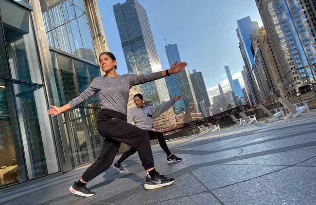 Chicago River Yoga Walk Tour - Foto 10