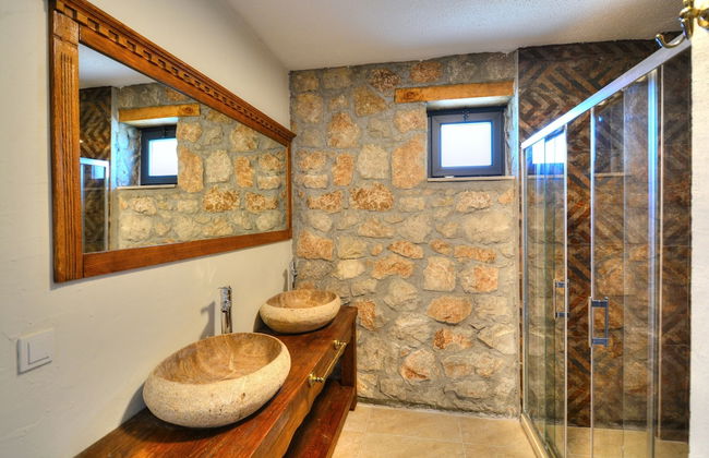 2 Bedroom Private Villa With Infinity Pool and Sea View - Photo 17