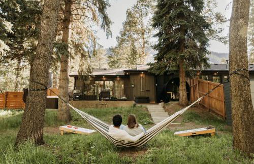 Serene Riverside Retreat with Sauna, Hot Tub, Fire Pit by Forest & Peak Retreats - Foto 4
