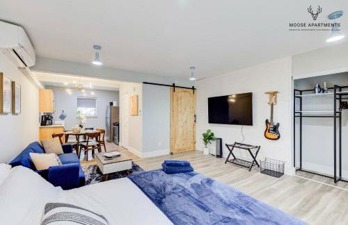 The Moose #9 - Brand New Luxe Modern loft with Free Parking, King Bed & Fast WiFi - Foto 13