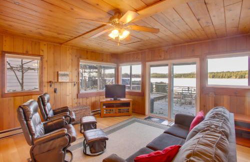 Charming Lakefront Cabin with Deck and Fire Pit! - Foto 3