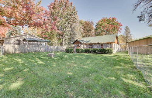 Lakefront Kalkaska Cottage with Fire Pit! - Foto 29