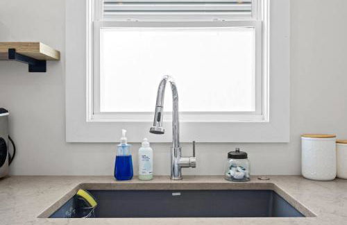 3BR 2BA Derby Home Walk to Churchill Free Parking - Foto 29