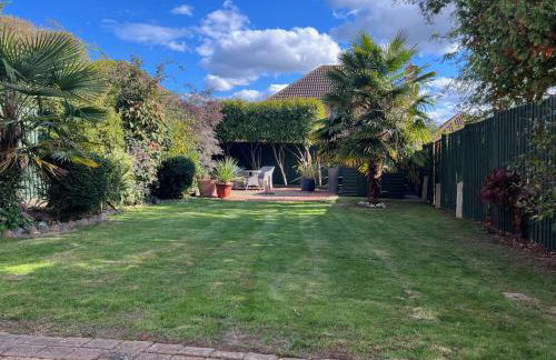 Superb Comfy 2 Bed House, Responsive & Caring Hosts Free WiFi & Parking, Close to MK Centre, Train Station, Santander, Network Rail by Webbhill Stays - Foto 39