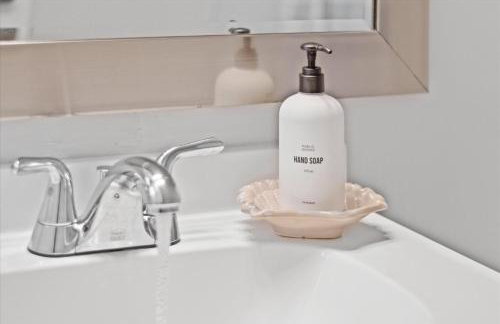 Beachy Getaway - Cozy and Secluded Lodge Home - Foto 16